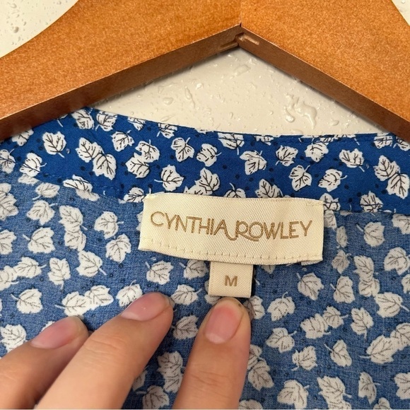 🦋 Cynthia Rowley Blue White V-Neck Floral Mid Sleeve Blouse Boho Medium - Picture 2 of 6